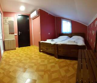 Мини-отель Telavi Host Guesthouse in Telavi, Kakhetia Телави Небольшой двухместный номер с 2 отдельными кроватями-2