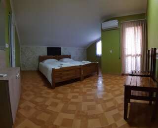 Мини-отель Telavi Host Guesthouse in Telavi, Kakhetia Телави Двухместный номер с 2 отдельными кроватями и балконом-3